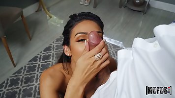 Брюнетка сняла платье невесты и в одних чулках трахнулась с мужиком...