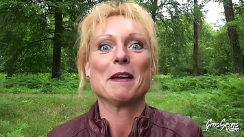 Зрелую бабу ебут в два ствола молодые пикаперы на природе...